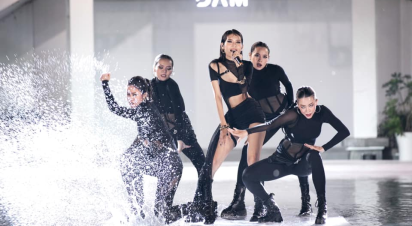  Throwback lại sân khấu debut đầu tiên của cô nàng Mai Phương tại buổi ra mắt thương hiệu D.A.M của Siêu Mẫu Võ Hoàng Yến 